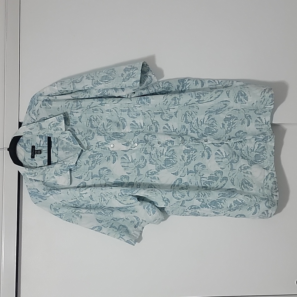 VANHEUSEN BUTTON DOWN CASUAL SHIRT.
